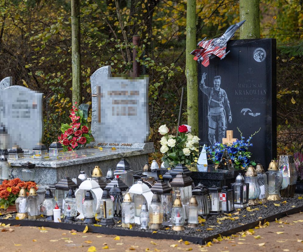Morze świateł i pamięci. Grób pilota F-16, który zginął w Radomiu porusza