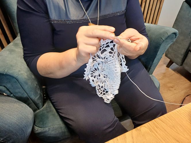 Szydełkowe babki z Ostrzeszowa. Dziergają w miejscach publicznych i ... zarażają pasją!