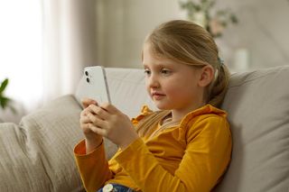Dziecko ciągle siedzi w smartfonie? Jedna prosta zasada może uchronić je przed poważnymi problemami