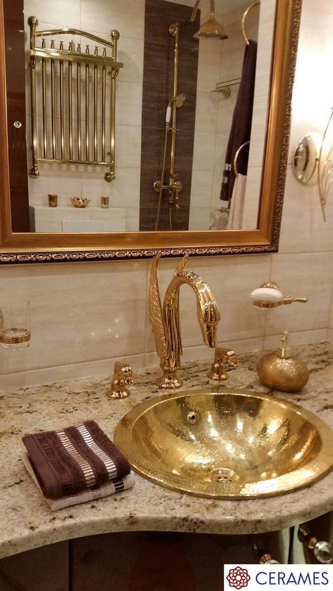  Ponadczasowa  łazienka ze złotymi detalami