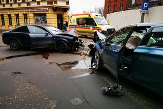 Wypadek na ul. Świętej Trójcy w Bydgoszczy. Trzy osoby są ranne [ZDJĘCIA]