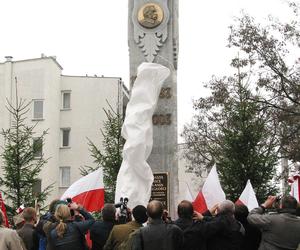 Zburzony i odbudowany!  Pomnik Niepodległości w Starachowicach