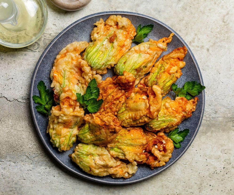 Jak zrobić nadziewane kwiaty cukinii? Przepis na wyjątkową, jadalną delicję