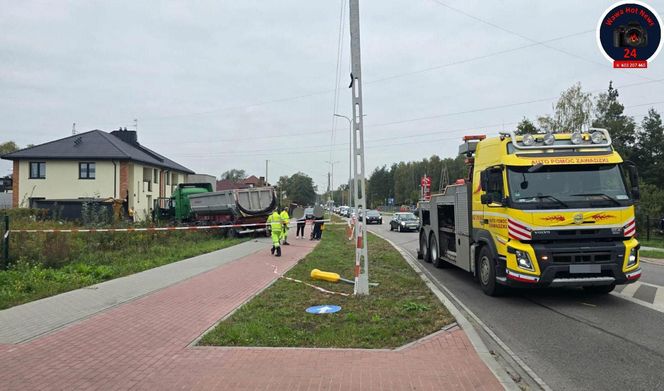 Dramat w Wołominie. Ciężarówka wjechała w dom, jedna osoba ranna