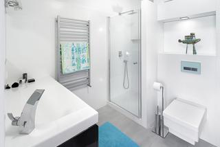 Nowoczesna łazienka: biel i niebieskie dodatki