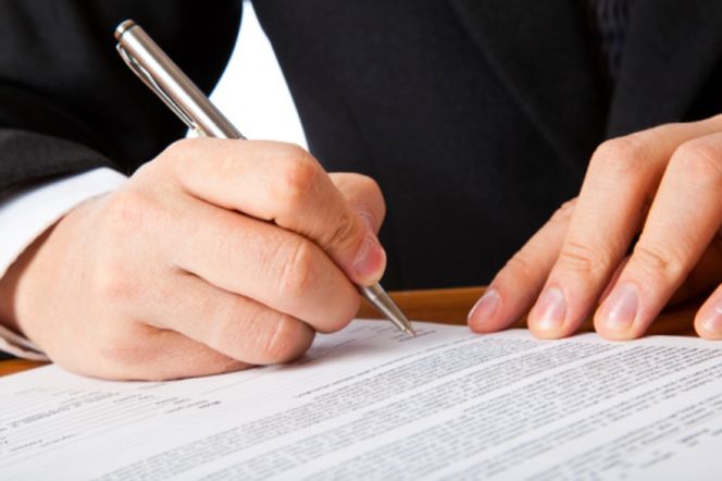 Klauzule niedozwolone w umowie przedwstępnej i przyrzeczonej - jakie pułapki stosują deweloperzy?
