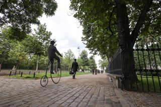 Nowa Lalka na ulicach Warszawy. Zdjęcia z planu filmowego jak wehikuł czasu