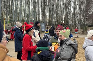 WOŚP 2025 w Olsztynie. Morsy w szczytnym celu wykąpali się w lodowatym jeziorze Ukiel [ZDJĘCIA]