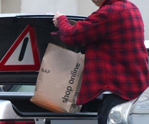 Maciej Zakościelny głaszcze kołdrę po rozwodzie