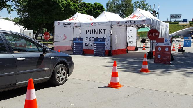 Drive-thru w Lesznie. Na darmowe badania zapisało się ponad 500 osób