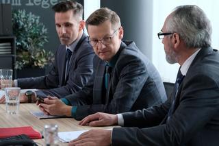 M jak miłość odc. 1677. Kamil (Marcin Bosak), Adam Werner (Jacek Kopczyński), Piotrek (Marcin Mroczek)