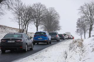 Święta pod Tatrami. Korki na zakopiance, trzeci stopień zagrożenia lawinowego, wcześniejsza rezerwacja parkingów