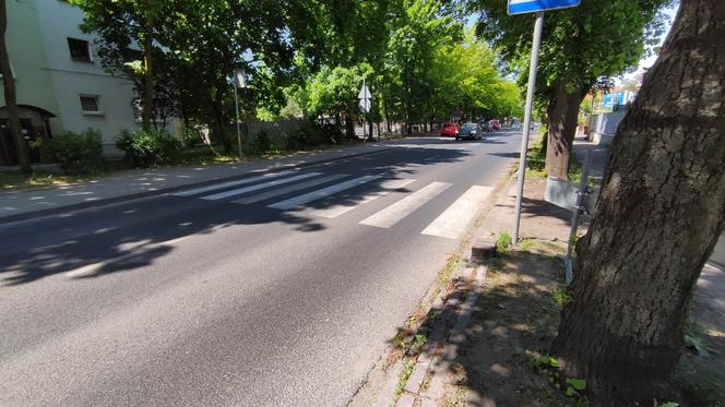 Poważny wypadek przy SP nr 4 w Toruniu. 11-latek wjechał pod samochód. Zdjęcia z miejsca zdarzenia