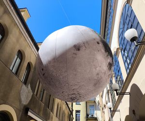 Tarnów ma swój Księżyc! Niezwykła instalacja pojawiła się w Pasażu Tertila