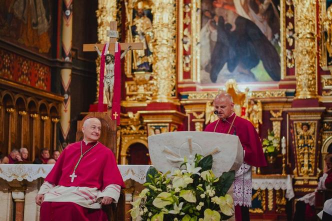 Kanoniczne objęcie diecezji sosnowieckiej przez bp. Artura Ważnego. "Dał się poznać jako odważny"