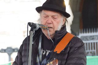 Neil Young postanowił opuścić Facebooka. Dlaczego muzyk podjął taką decyzję? 