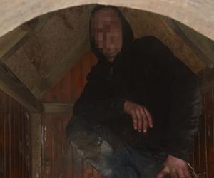 Pościg na pograniczu gmin Bliżyn i Stąporków. Poszukiwany mężczyzna schował się w... psiej budzie