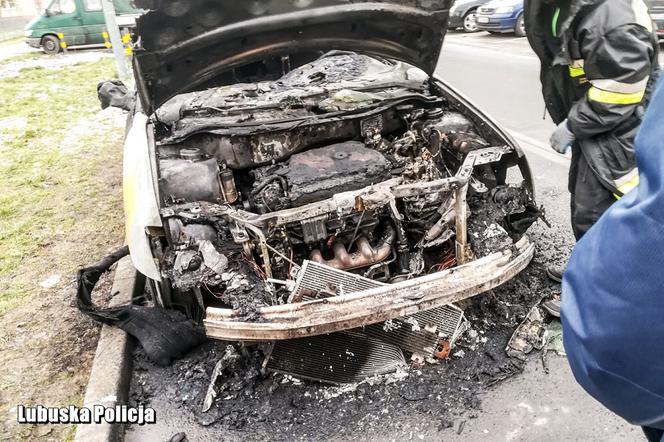Auto przy Paderewskiego doszczetnie spłonęło.
