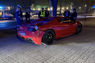 Znany TikToker driftował czerwonym Ferrari. Rozbił auto i uciekł