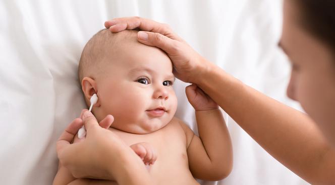 Czym czyścić uszy niemowlaka? Mycie uszu bez błędów