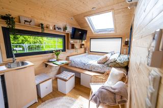 Sypialnia w małym domku na kółkach! Jak ją urządzić w domku letniskowym? Oto prawdziwe wnętrza, inspiracje i aranżacje. Zdjęcia