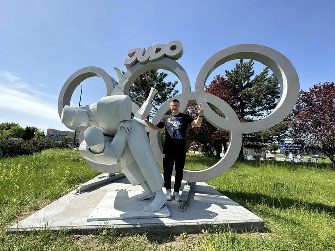 Walczący judocy na rondzie Olimpijskim w Rybniku