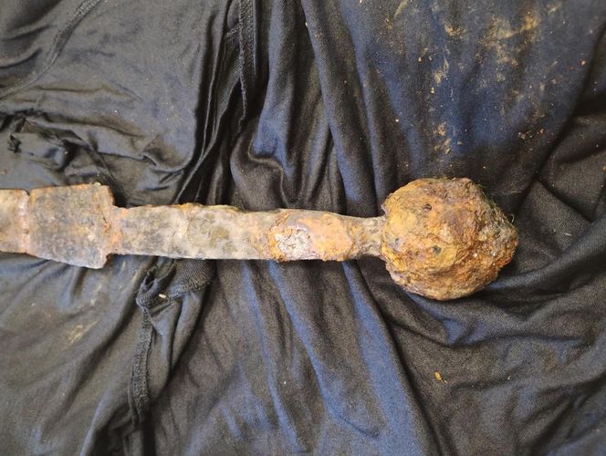 Sensacyjne znalezisko w Wiśle! Wędkarz wyłowił średniowieczny miecz