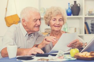 ZUS ma prezent dla seniorów! Urodziłeś się między 1949 a 1969? Dostaniesz przelew