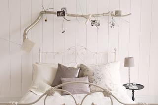 Fioletowy off white na ścianie za łóżkiem w sypialni