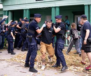 Chaos na Osiedlu Przyjaźń. Policja zatrzymała mieszkańca domku. „Wyciągnęli go siłą”