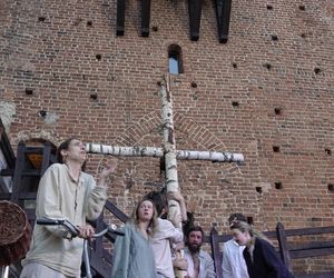Zwieńczeniem teatralnego weekendu była niedzielna prezentacja egzaminu studentów III roku aktorstwa Uniwersytetu Andrzeja Frycza Modrzewskiego pt. „Prorok Ilja – nieprawdopodobna historia w XIV scenach”