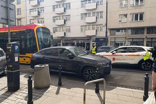 Paraliż w centrum Warszawy. Kierowca BWM zaparkował na torach. Wszystko stanęło!