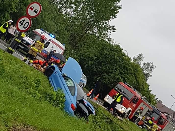Dramatyczny wypadek w Krakowie: Rozpędzone BMW wjechało w grupę pieszych, wielu rannych