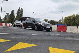 Tak się teraz jeździ na osiedlu Leśnym. Utrudnienia dla kierowców i pasażerów!