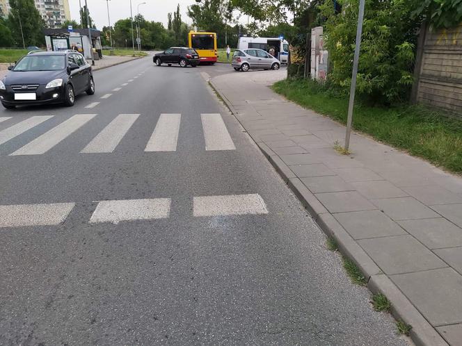 Wypadek na Gojawiczyńskiej w Łodzi: Pijany 22-latek wybiegł przed autobus. Czworo pasażerów z obrażeniami [ZDJĘCIA]