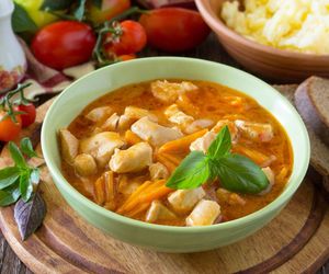 Delikatny gulasz z piersi kurczaka w zaledwie 30 minut! Szybkie, kremowe i pełne smaku danie dla zaradnych