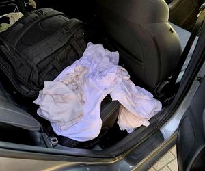 Kibole szykowali zasadzkę. Kłody drewna na drodze i sprzęt do walki w samochodach