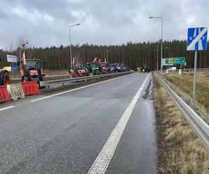 Protest rolników na węźle A2 Zgierz. Jak długo droga będzie zablokowana?