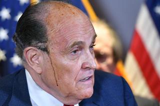 Rudy Giuliani zaliczył wpadkę! Farba do włosów spłynęła mu po twarzy na konferencji WIDEO
