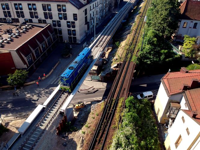 Kraków: Pierwsza lokomotywa przejechała po nowych estakadach kolejowych na Grzegórzkach