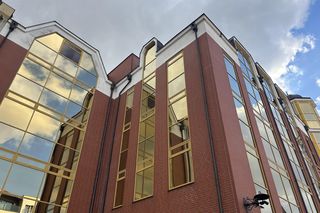 Postanowione! Wyburzą dawną siedzibę piramidy finansowej. I co z tego, że złote kamieniczki zaprojektował świetny architekt