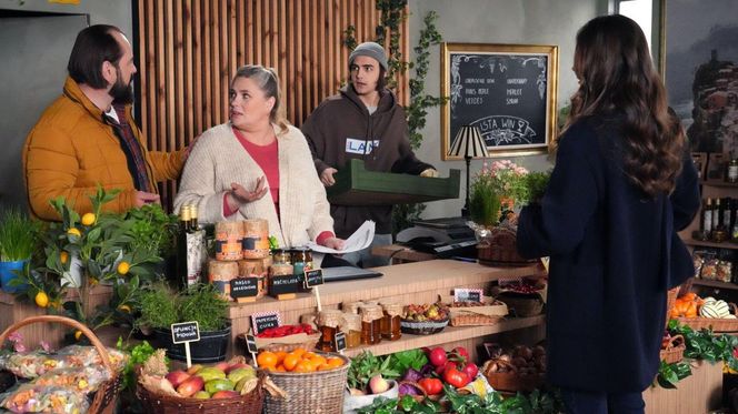 Barwy szczęścia odc. 3233. Romeo (Jacek Tyszkiewicz), Borys (Jakub Wieczorek), Aldona (Elżbieta Romanowska), Regina (Kamila Kamińska)