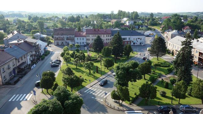 Korczyna. Uzyskała lokację miejską w 1516 roku, ale nie została ona zrealizowana, ponowna lokacja w 1785. W latach 1878–1934 Korczyna posiadała prawa miejskie.
