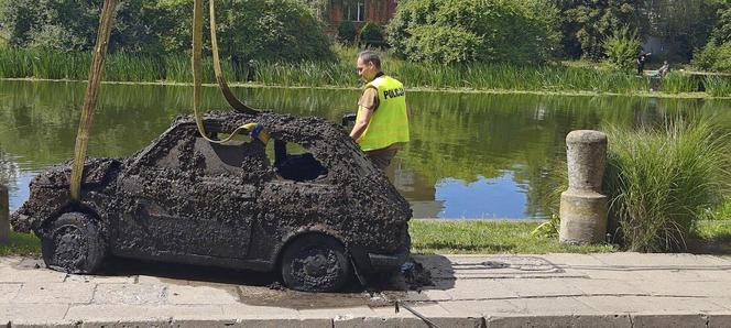 Auta wyłowione z wody przez policję