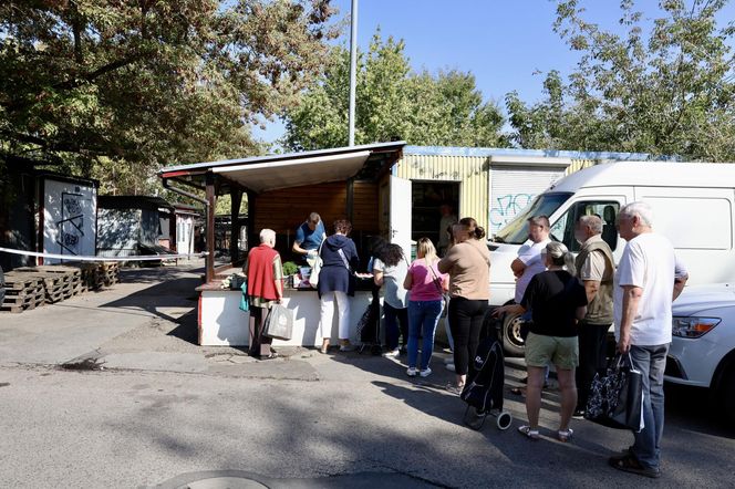 Pożar bazarku w Warszawie. Całkowicie spłonęło 12 budek sprzedażowych. "Przyczyny nie są znane"