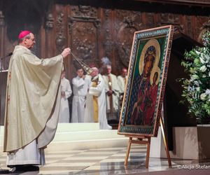 Marta Nawrocka w Paryżu. Postawiła na francuski styl