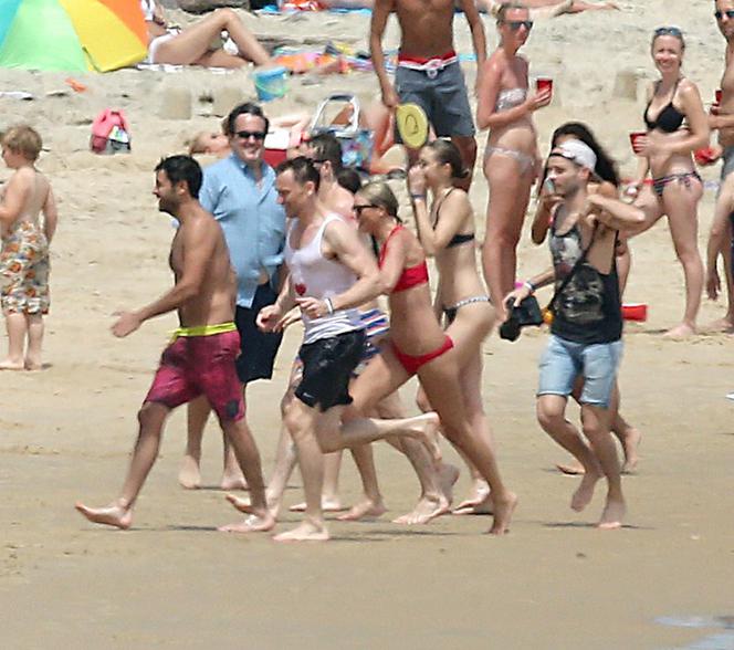 Taylor Swift, Tom Hiddleston, Blake Lively, Ryan Reynolds, Gigi Hadid i inni na plaży