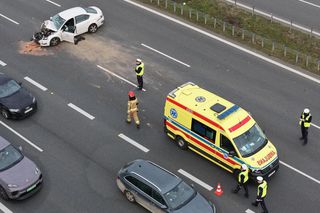 Potężna kraksa na S2. Ranne dwie osoby, w tym żołnierz