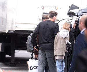 Robert Lewandowski ze szpanerką siatą wysiadł z samolotu