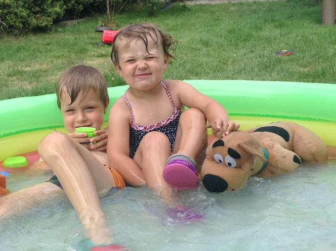 Zygmuś i Zuzia upały spędzają w basenie w ogródku i nic więcej im do szczęścia nie potrzeba